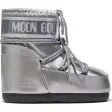 Moon Boot Icon Low Glance i skinnende sølv med grå snørebånd, set fra siden
