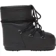 Moon Boot Icon Low Rubber i mat sort med præget logo, set fra siden