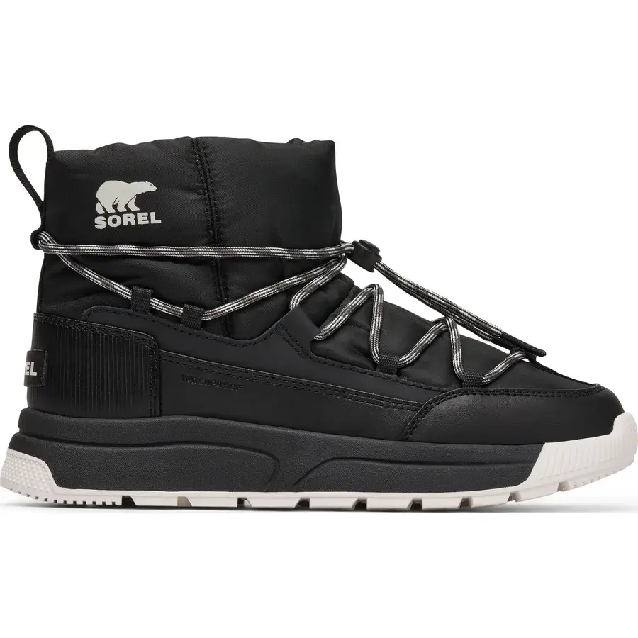 Sorel Whitney III Slip-On damestøvle i sort nylon med elastiksnøre og hvid sål, set fra siden
